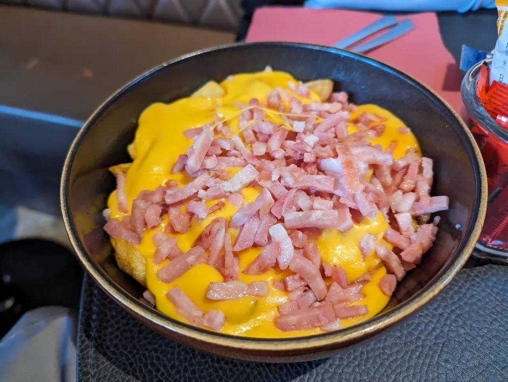 Photo d’un plat nommé poutine, en France
